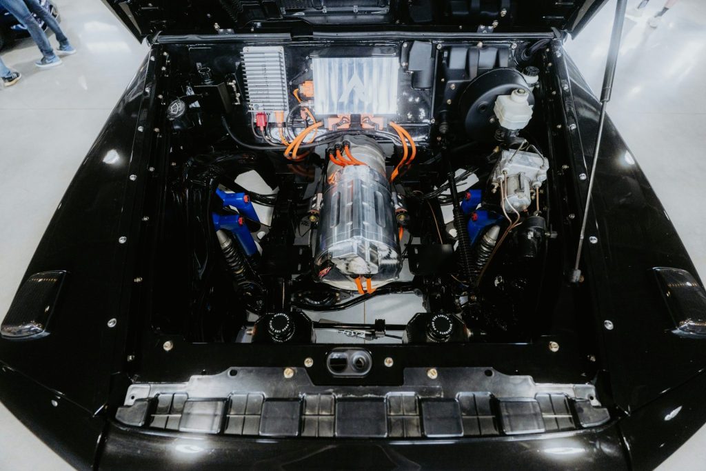 Das Bild zeigt den Motorraum eines Autos.