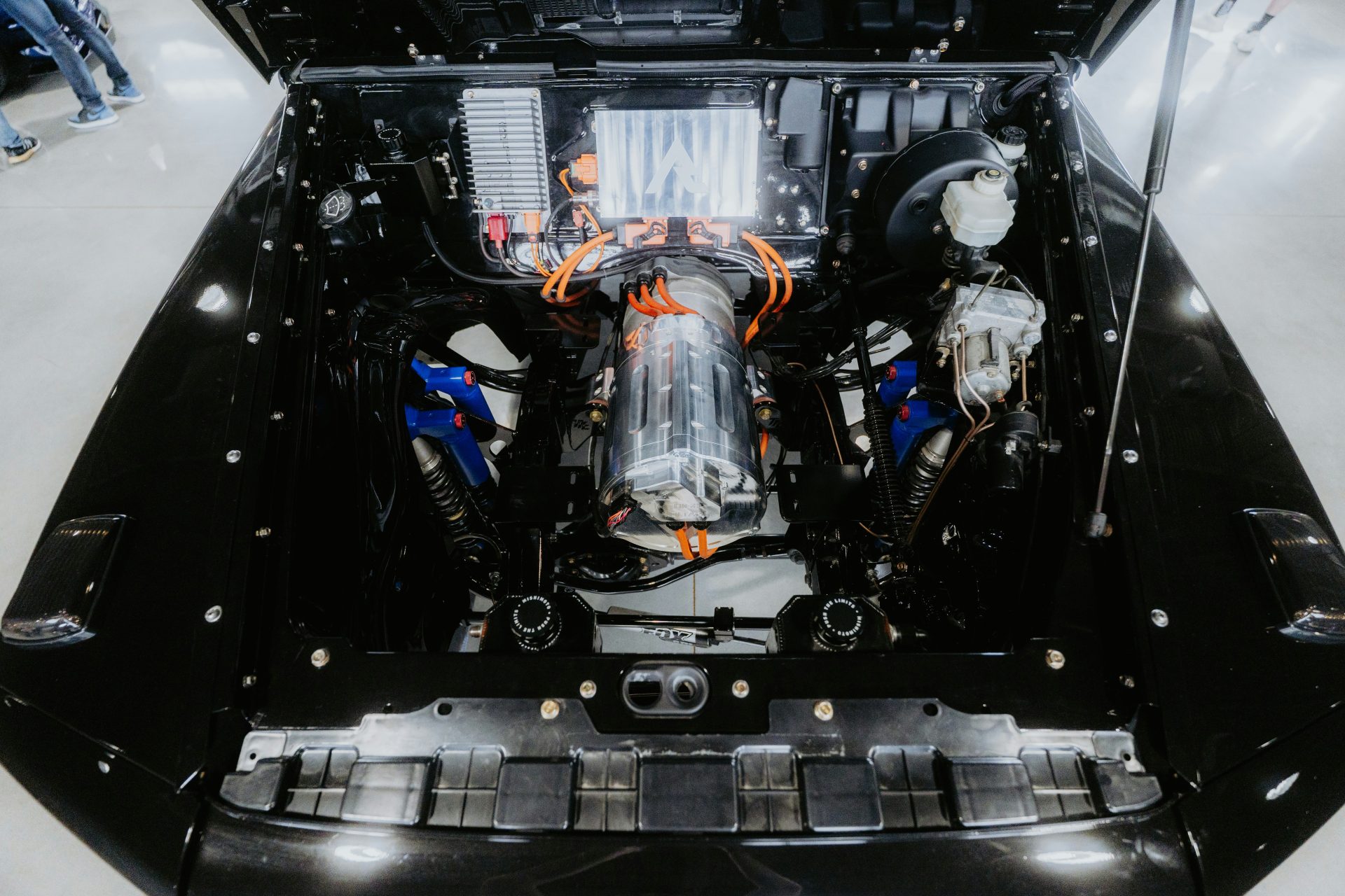 Das Bild zeigt den Motorraum eines Autos.